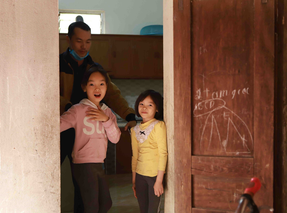 山雷乡霸桥村的2个小孩在家隔离。（越通社记者黄孟雄 摄）
