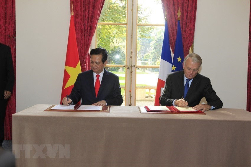 访问法国期间，2013年9月25日在巴黎，越南政府总理阮晋勇与法国总理让-马克•艾罗签署了两国《建立战略伙伴关系的联合声明》。图自越通社