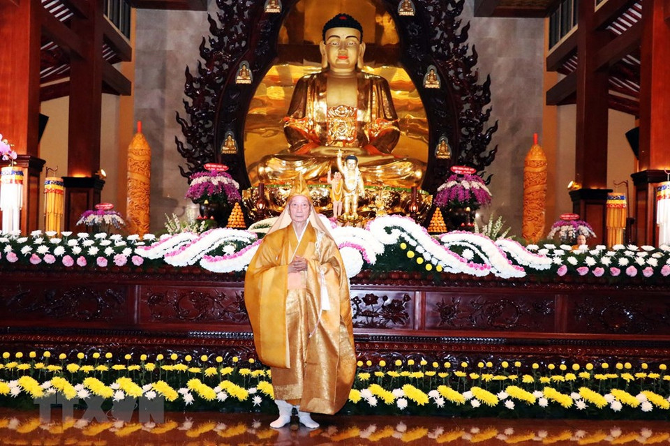 胡志明市佛教教会治事委员会主席释智广大德主持佛诞大典。越通社记者 春区 摄