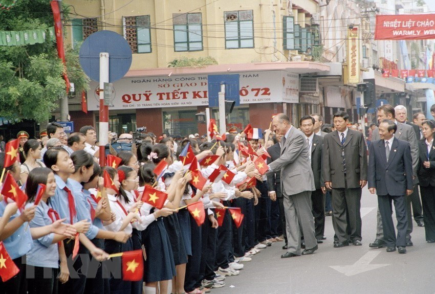 2004年10月7日，访问越南期间，法国总统雅克•希拉克在法国文化中心与攻读法语的越南学生进行交谈。图自越通社