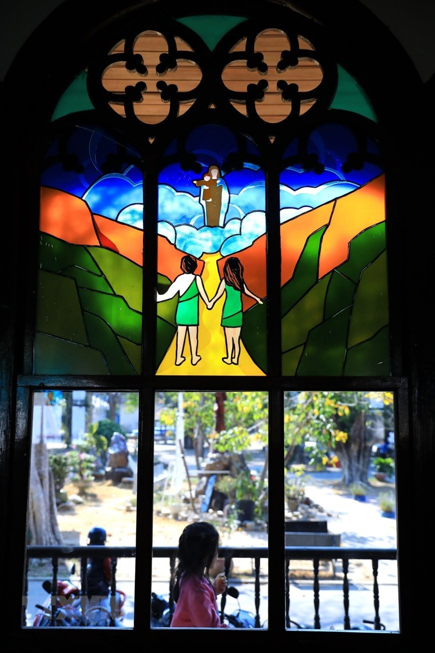 彩色玻璃嵌出《圣经》故事，为教堂增添靓丽明媚的感觉。（越通社记者成达 摄）
