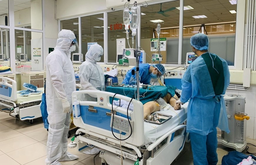 面临这一高传染性的疾病，医务人员每天都要与病毒进行搏斗和较量。（图自越通社）