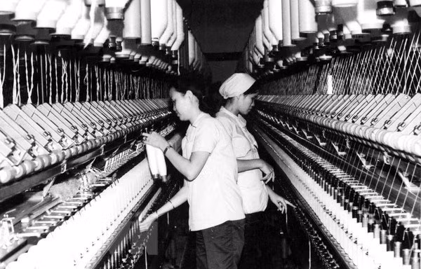 Vinatexco纺织厂的工人从1975年10月开始主动复产。（图自越通社）