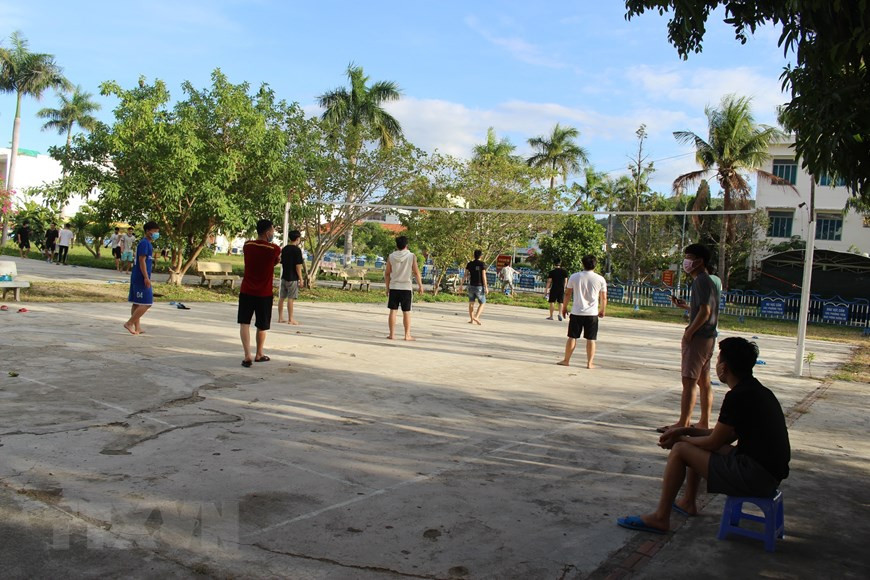 每到下午，隔离人员可以参加室外体育运动，以提高身体素质。越通社记者 潘六 摄