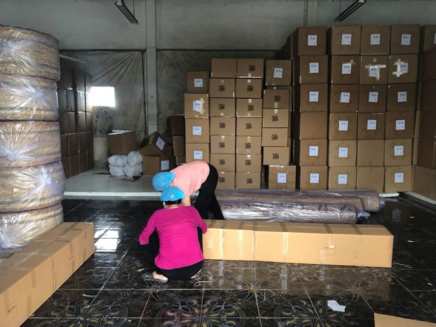 等待发货的手工艺品。（图自越通社）