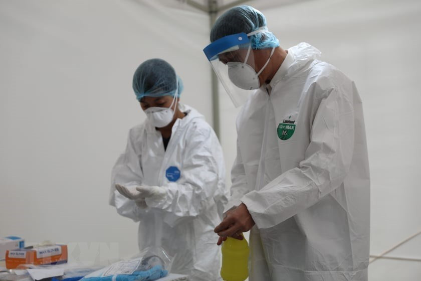 检测点的工作人员为检测工作准备好医疗设备。越通社记者 青松 摄