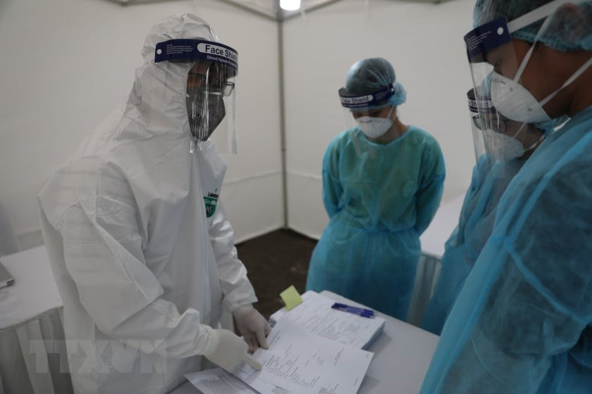 检测点的工作人员为检测工作准备好医疗设备。越通社记者 青松 摄