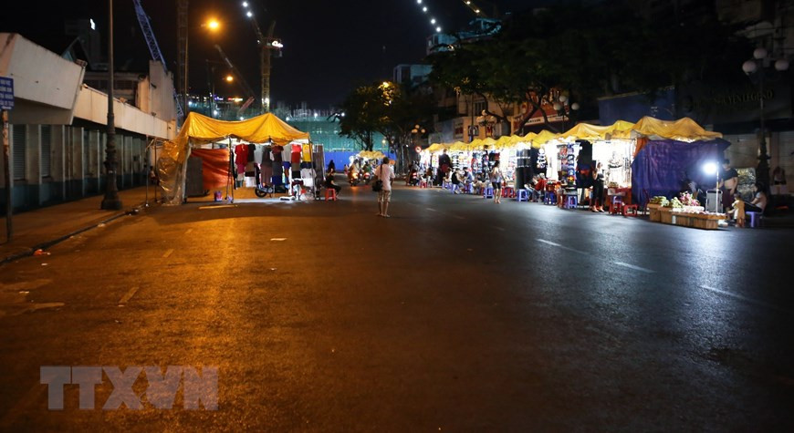 在胡志明市滨城夜集市，很少看到游客的身影。越通社记者 成忠 摄