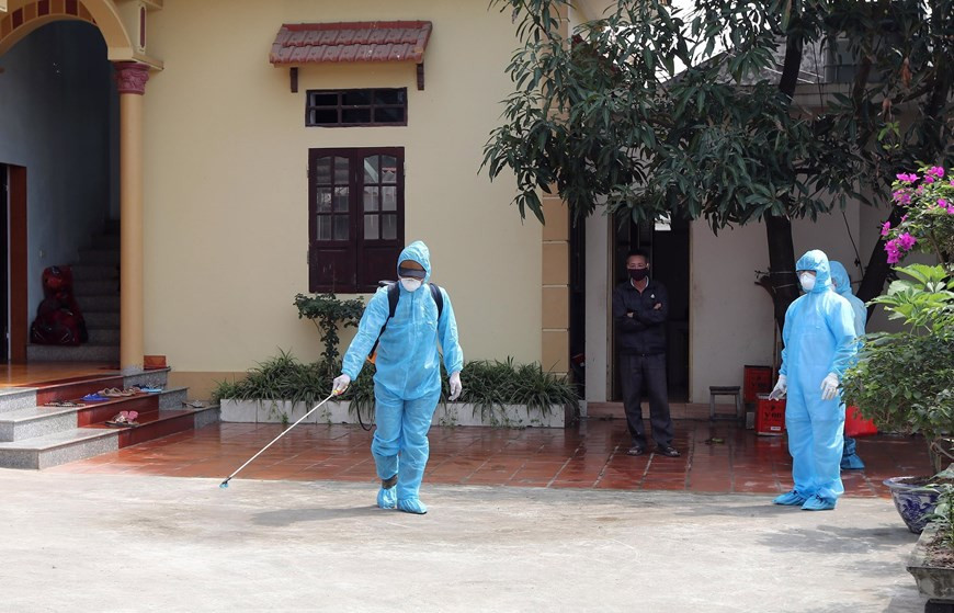 医务人员对东九村各户家庭进行消毒。越通社记者 明决 摄