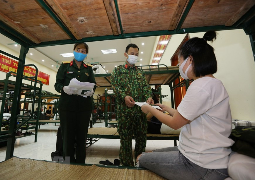 58号中团代表向完成隔离的公民颁发解除集中隔离医学观察证书。越通社记者 杨江 摄