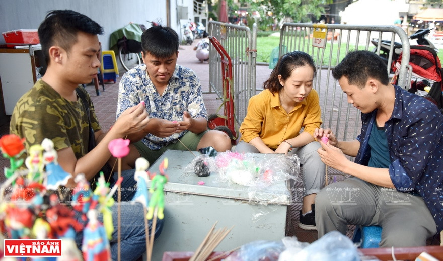 许多年轻人对捏面塑很感兴趣。图自越通社越南画报。