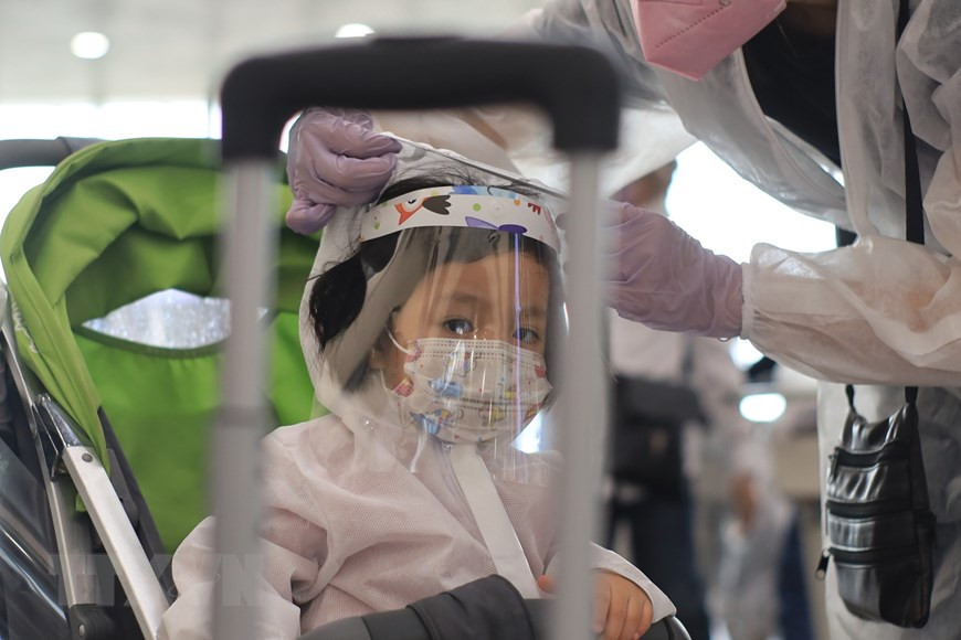 全身防疫装备的小朋友。越通社记者 陈孝 摄。