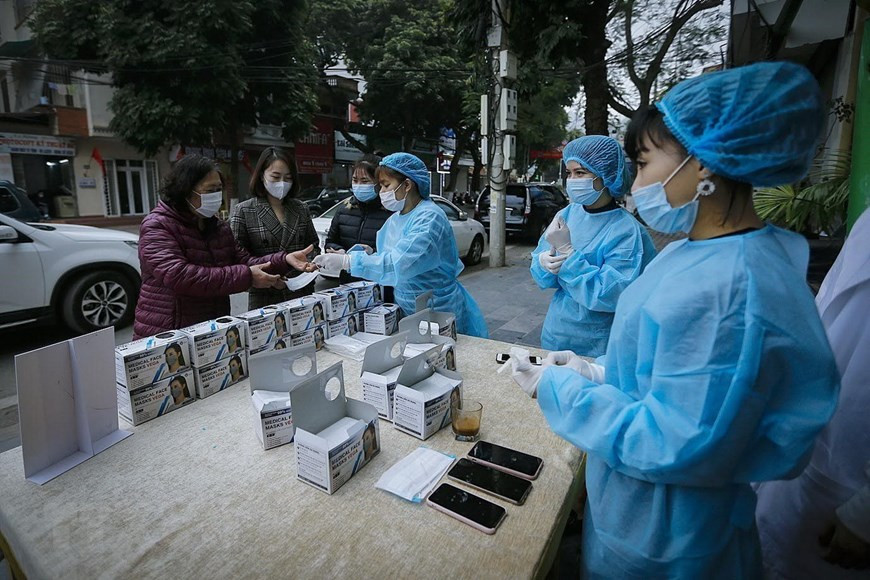 在和平省许多街道上设立的口罩免费发放点。（图自越通社）