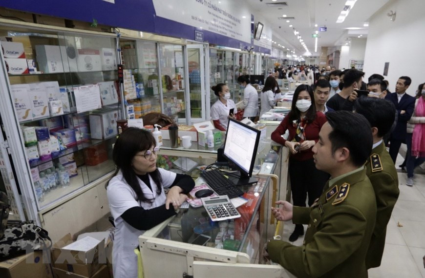 河内市场管理力量在Hapulico药物分配中心检查医药设备供应情况。（图自越通社）