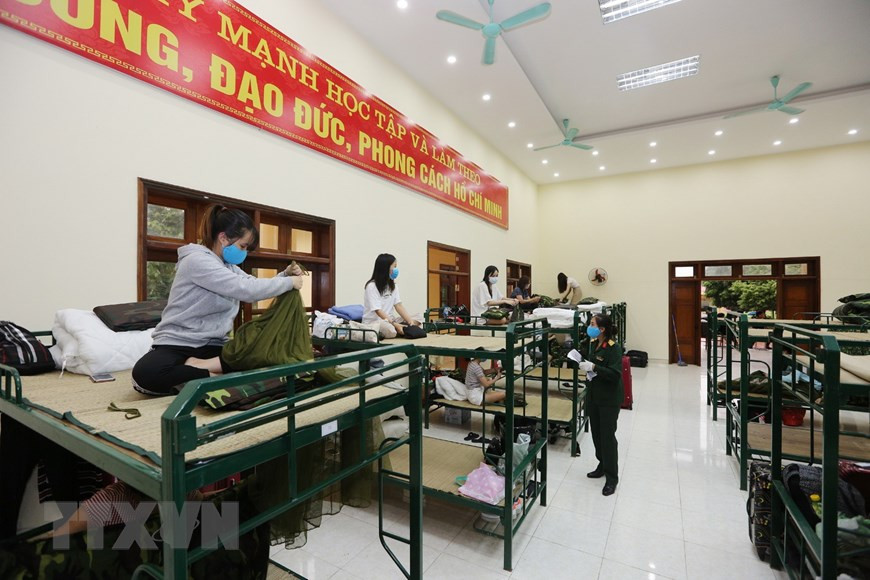 公民准备行李离开58号中团隔离区。越通社记者 杨江 摄