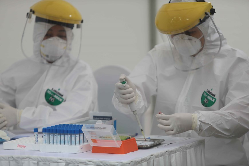 医务人员对样本进行检测。越通社记者 青松 摄