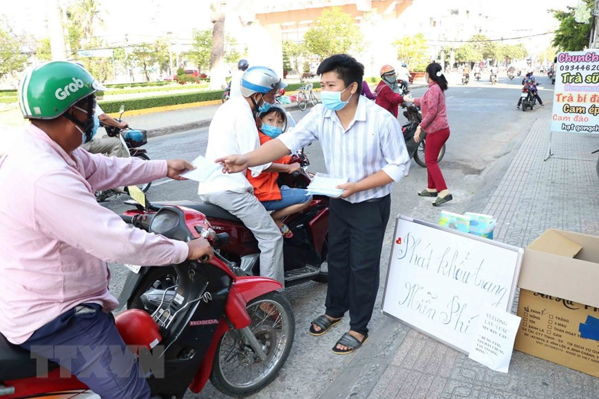 在新冠肺炎疫情蔓延的背景下，槟椥省向老百姓发放免费口罩。（图自越通社）