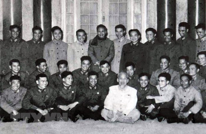 1966年，成功击落美国轰炸机的飞行员与胡志明主席和武元甲大将合影。（图自越通社）