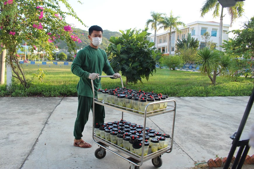 部队战士向隔离人员配送餐食。越通社记者 潘六 摄