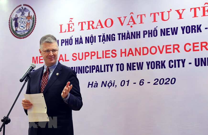 美国驻越南大使丹尼尔•克里滕布林克对河内市政府和人民的捐赠义举深表感谢。越通社记者林庆 摄。