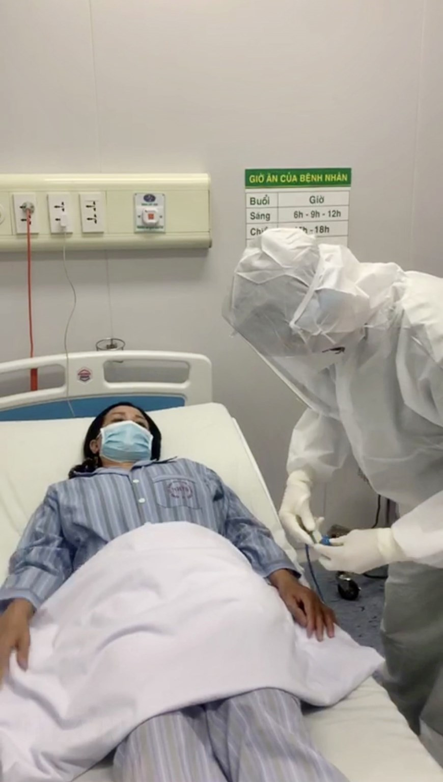 由于医务人员经常要与患者接触，因此他们时时刻刻都面临感染危机。（图自越通社）