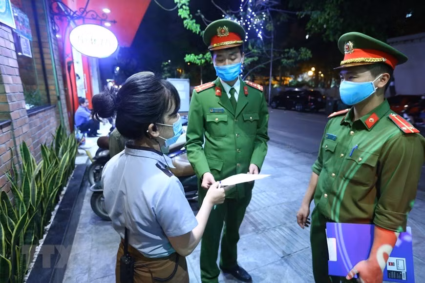 公安力量要求当地各店铺严格遵守暂时关闭规定。越通社记者 陈越 摄