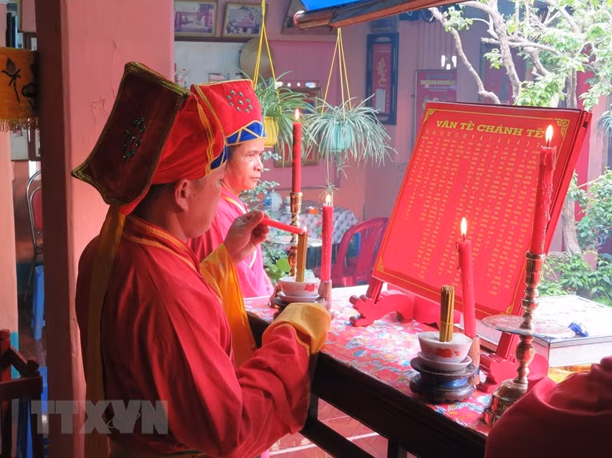 每个地方举行奇安节的时间有所不同，通常于正月十五到农历三月举行，延长3天，举办地点为村亭。图自越通社