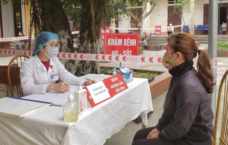 当地人民赴山雷乡社区卫生医疗站做体检。（越通社记黄孟雄 摄）