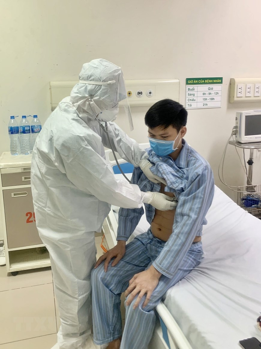 作为抗击疫情的第一线，医务人员始终尽情照顾患者。（图自越通社）