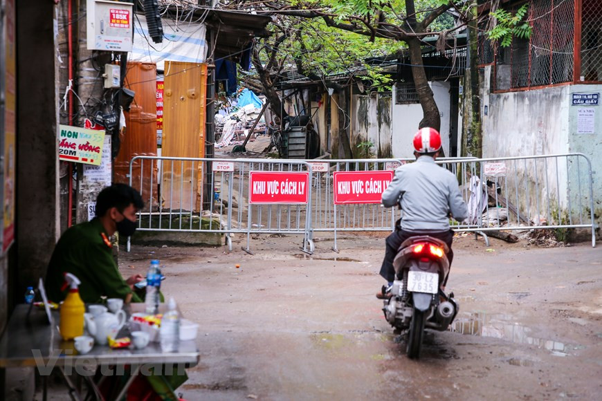 由于该小区位于街巷尽头，因此隔离措施对当地人民的影响不大。（越通社记者明山 摄）