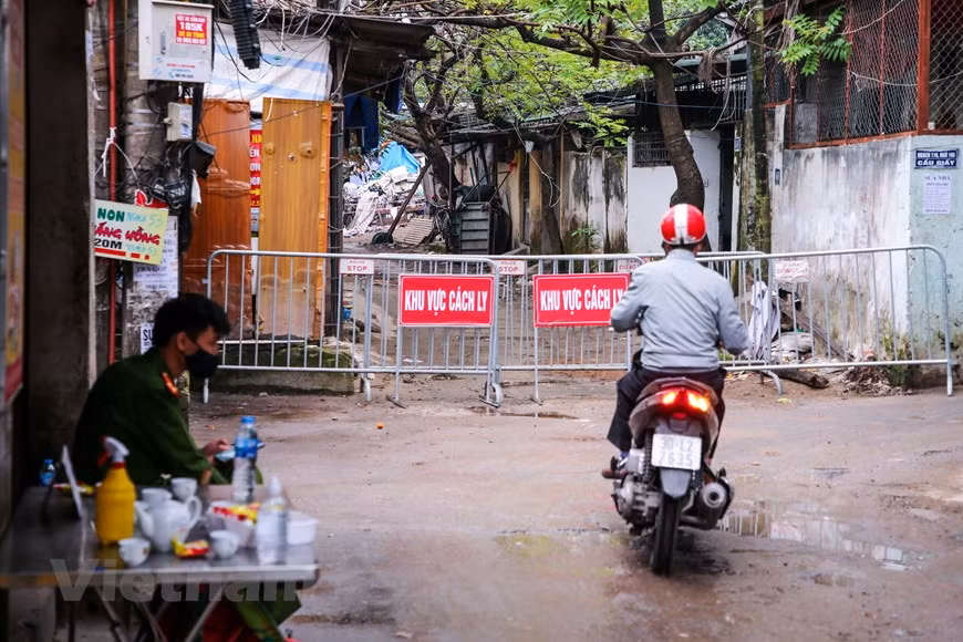 由于该小区位于街巷尽头，因此隔离措施对当地人民的影响不大。（越通社记者明山 摄）