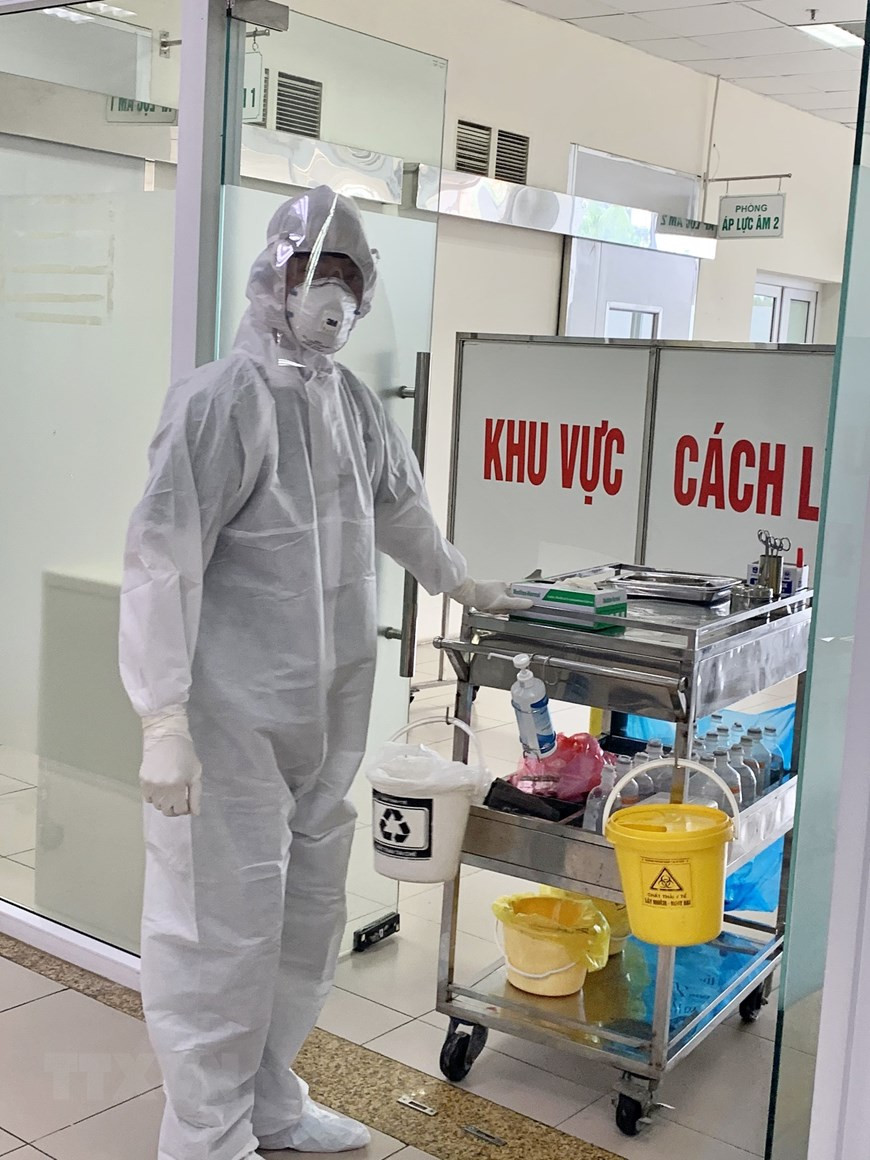 所有医务人员都要穿防护服和佩戴N95口罩。（图自越通社）