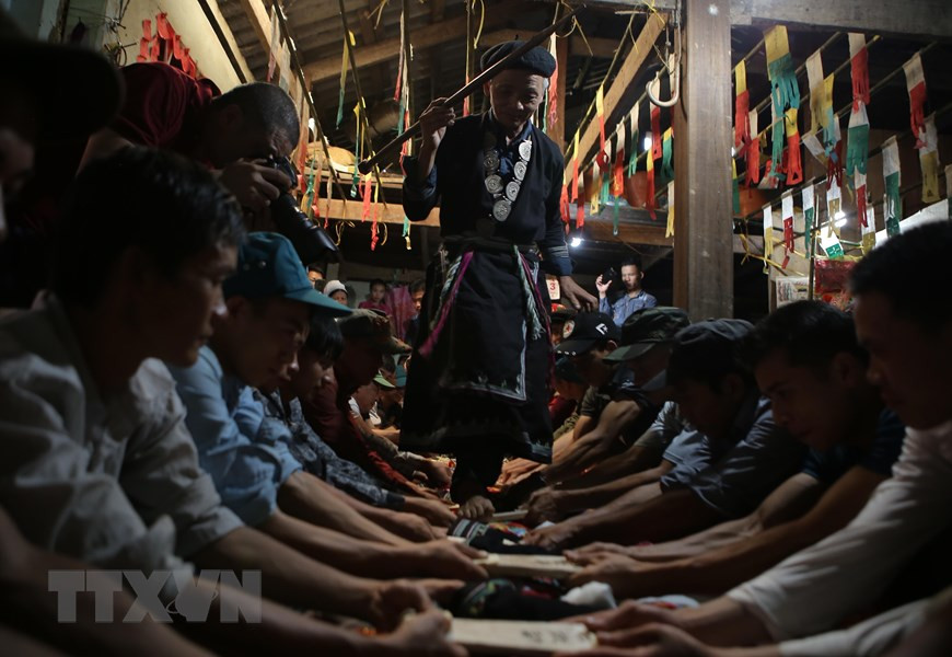 族长向受戒者授予印章。（图自越通社记者周校 摄）