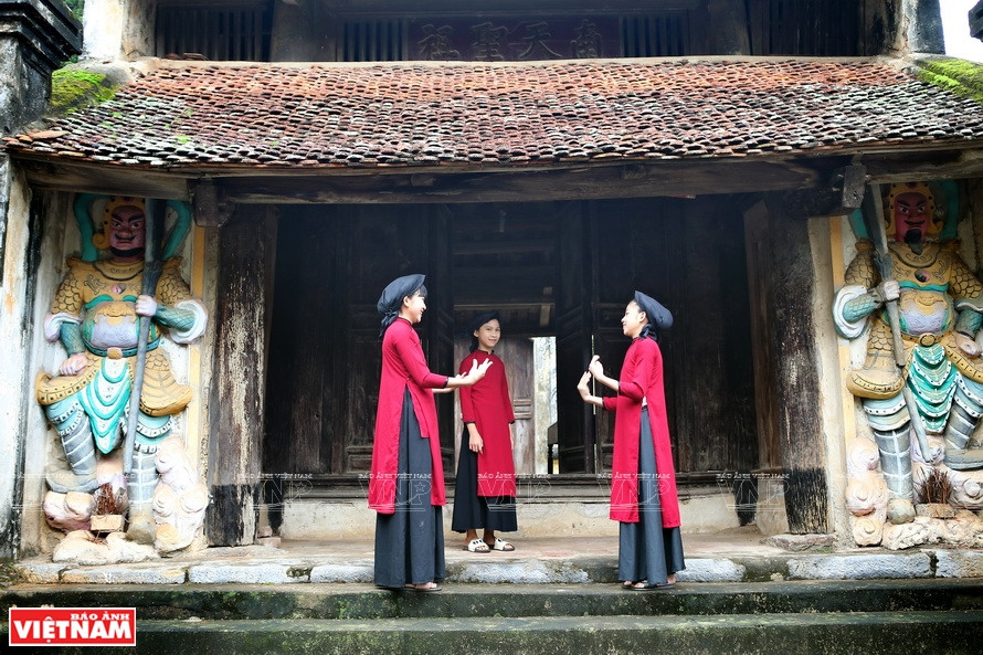 小艺人在雄卢祠表演春曲，服务国外游客。（图自越通社/越南画报）