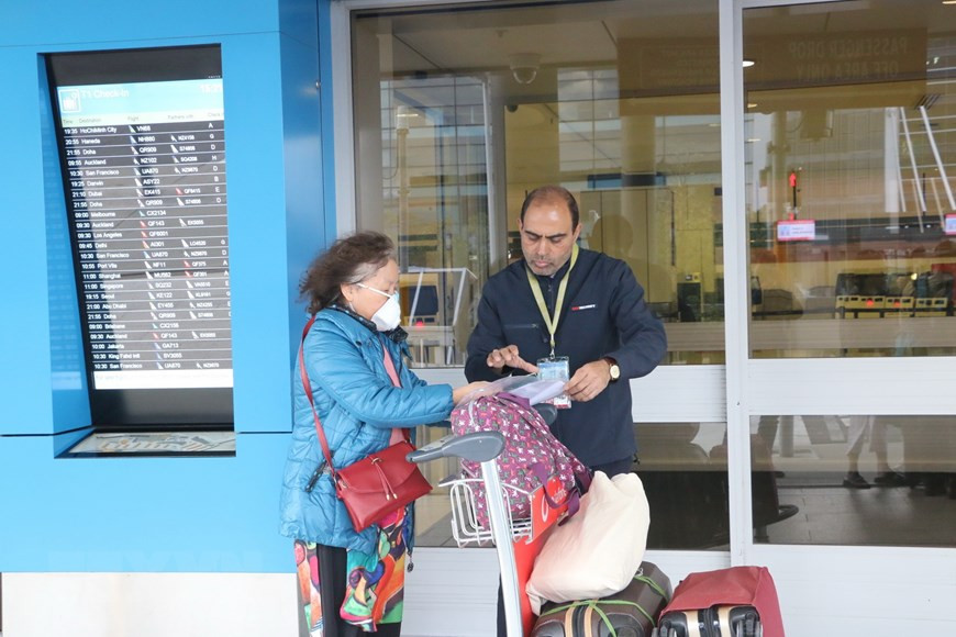 悉尼国际机场的工作人员检查越南公民的证件。（图自越通社）