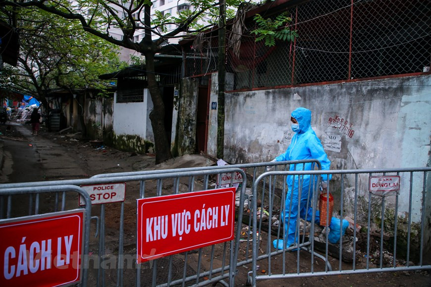 隔离期间，医务人员一天两次给隔离区人民测量体温和检查身体状况。（越通社记者明山 摄）