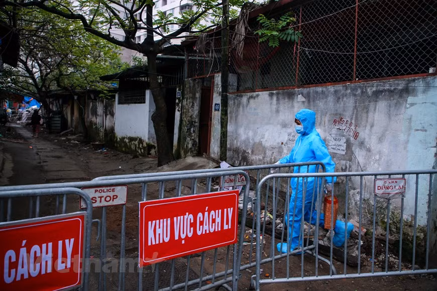 隔离期间，医务人员一天两次给隔离区人民测量体温和检查身体状况。（越通社记者明山 摄）