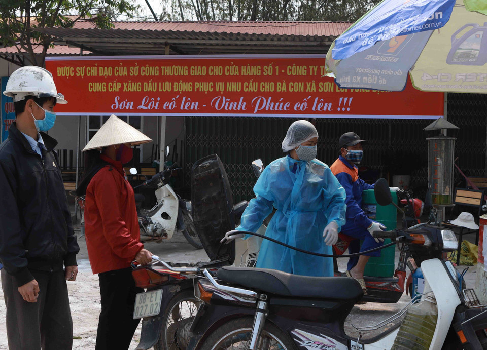 山雷乡人民到加油站加油。（越通社记者黄孟雄 摄）