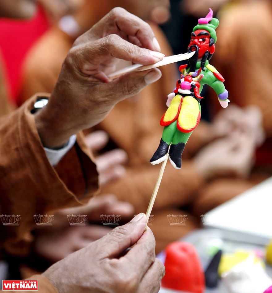 艺人以一把梳子作为工具，做成生动逼真的小玩意。图自越通社越南画报。