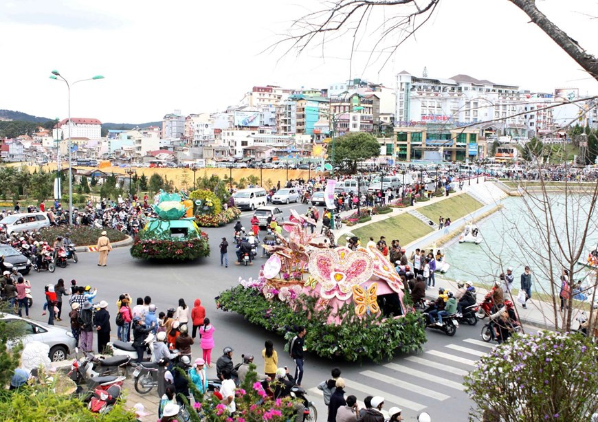 每两年举行一次的大叻花卉节是展示林同省乃至国外特色花卉盆景的良机。该活动吸引大量游客前来参观度假，为促进该市经济增长做出贡献。图自越通社