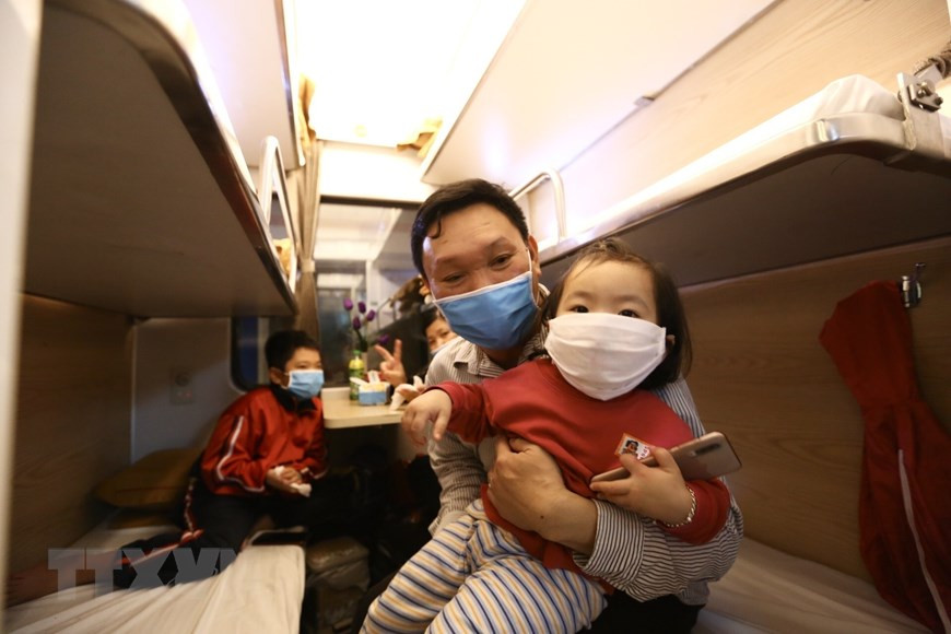 按照防疫规定，所有乘客都要佩戴口罩。（图自越通社）