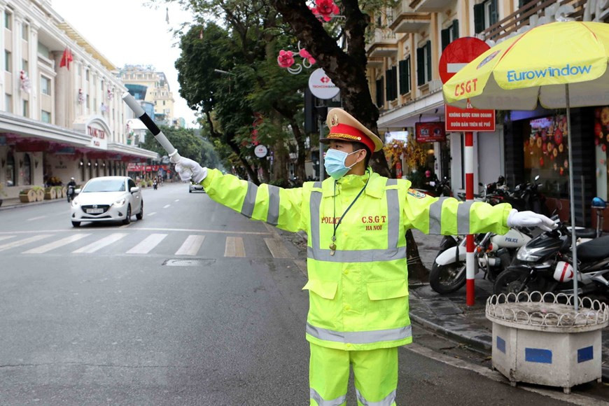 河内交警带着口罩执行任务。（图自越通社）