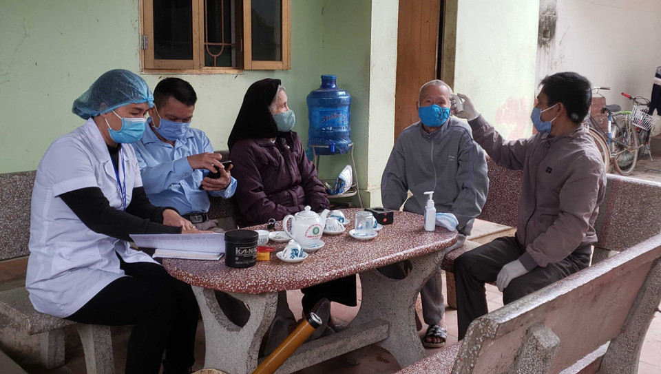 医务人员挨家挨户给当地人民做体检。（越通社记者黄孟雄 摄）