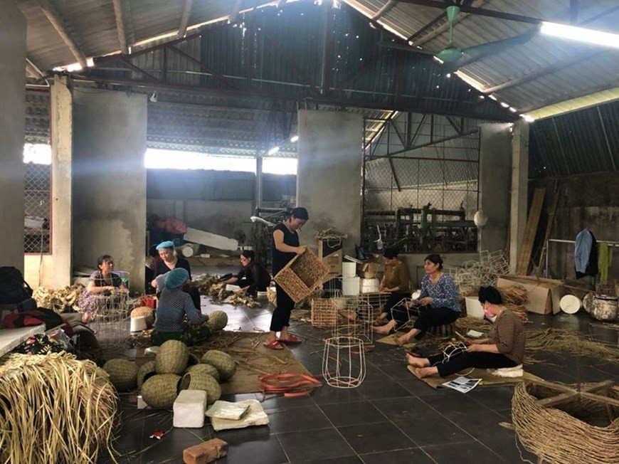 清化省许多手工艺公司的生产活动依然照旧。（图自越通社）