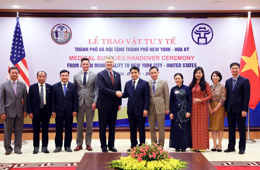 河内市人民委员会主席阮德钟、越南外交部副部长黎怀忠与美国驻越南大使丹尼尔•克里滕布林克等代表合影。越通社记者林庆 摄。