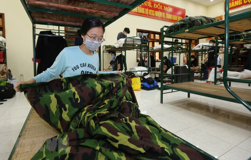 公民准备行李离开58号中团隔离区。越通社记者 杨江 摄