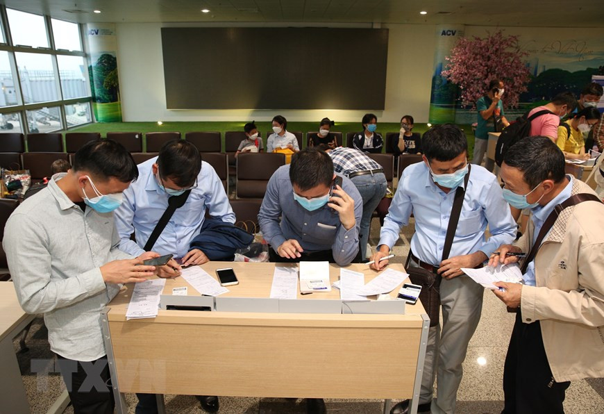 旅客在河内内排国际机场口岸填写《健康申报表》。越通社记者 杨江 摄