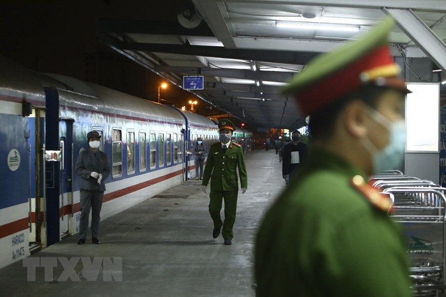 在新冠肺炎疫情演变复杂的背景下，职能力量已增加河内火车站的值班力量。（图自越通社）