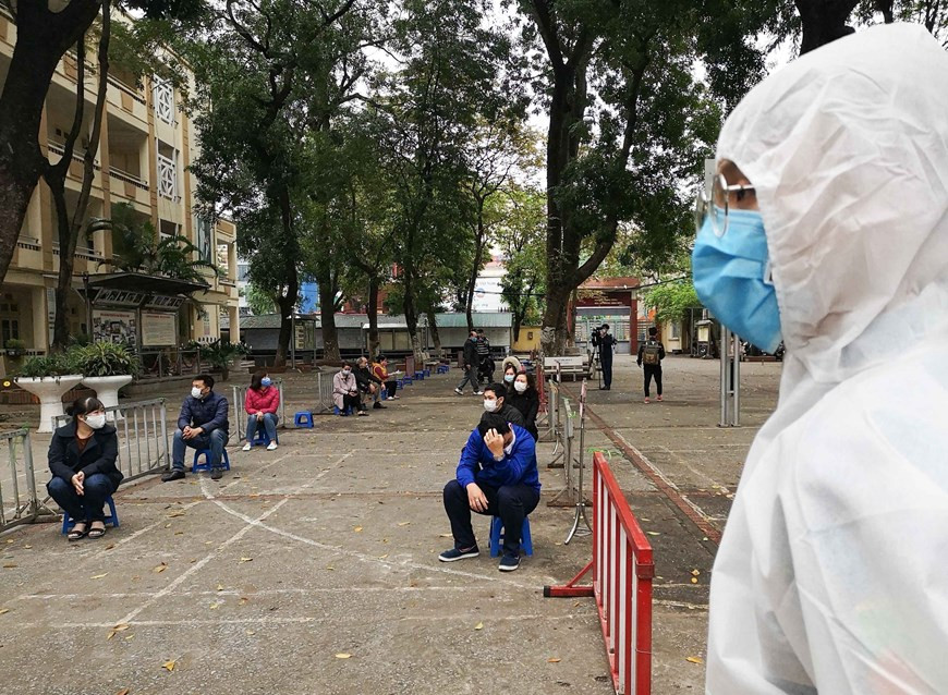 疑似病例来栋多初中学校做新冠肺炎检测。越通社记者 青松 摄