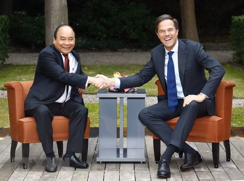 2017年7月访问荷兰期间，阮春福总理与荷兰首相马克•吕特举行会谈。（图自越通社）